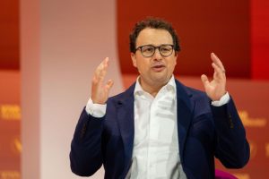 Hustlerwords 5 AI Giant Defies Trump Admin: Free Speech Wins!